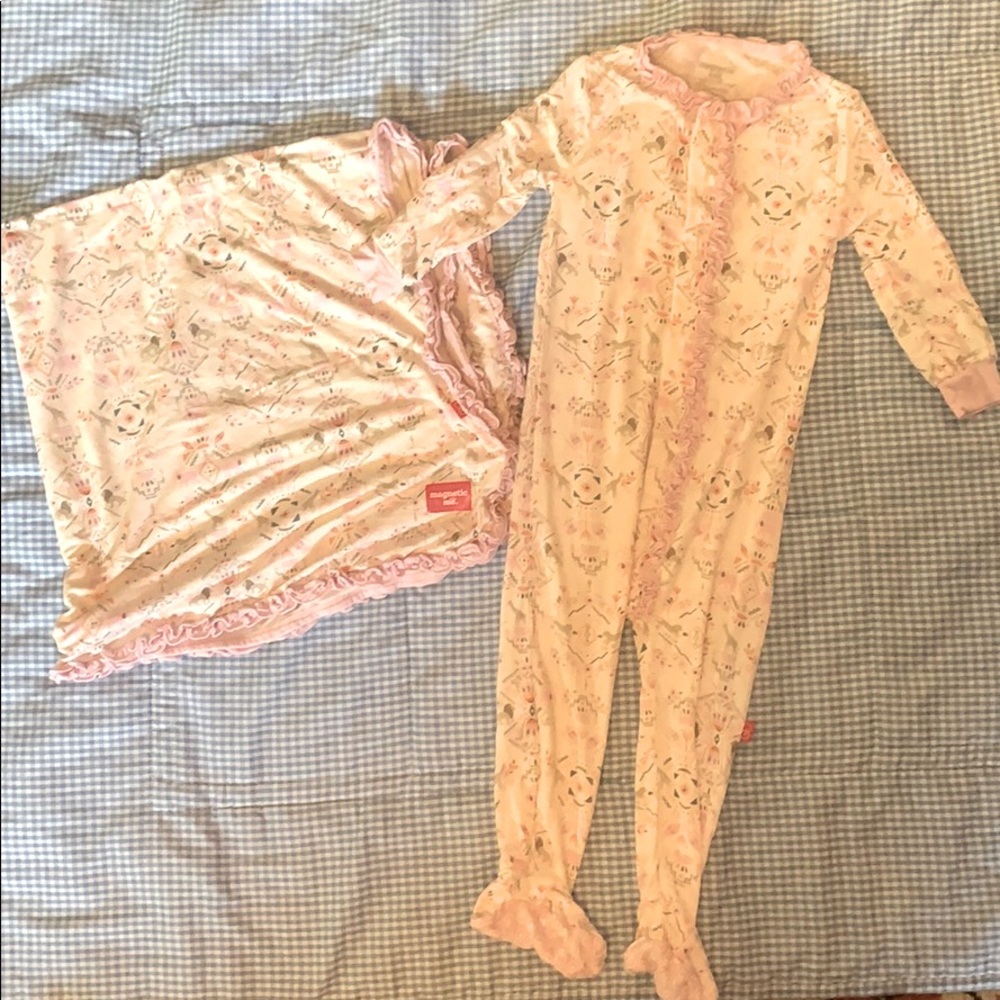 Magnetic Me Baby Girl’s 12-18M Footie and Blanket